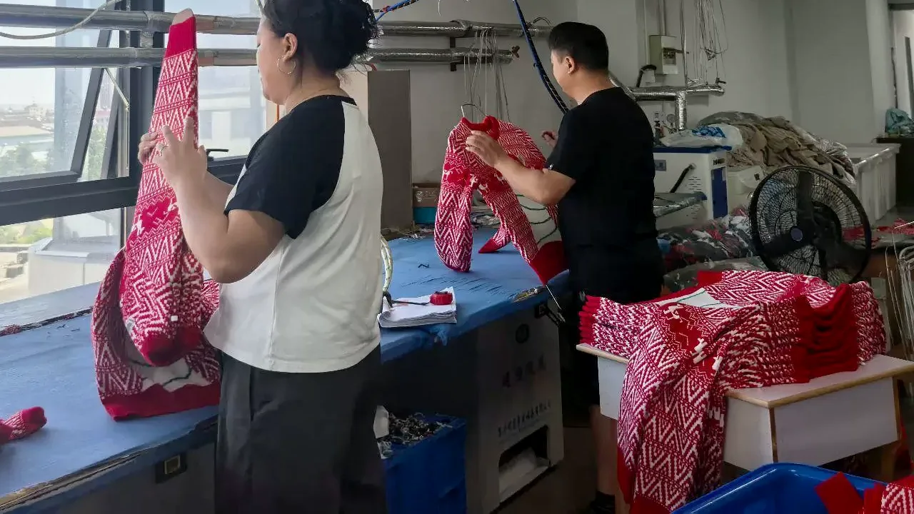 Knitwear steaming and shape-setting work